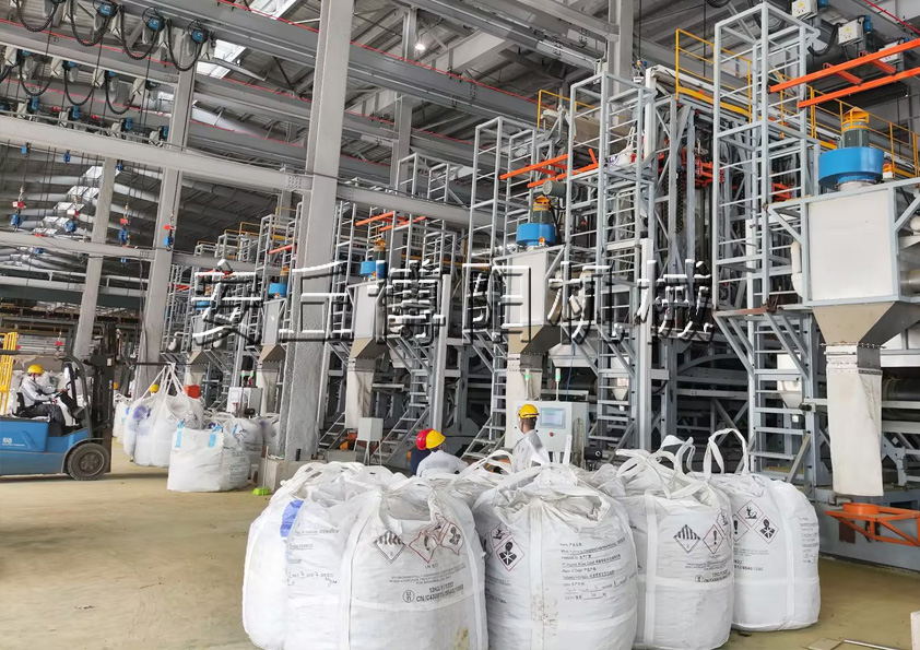 粉體全自動(dòng)噸袋拆袋機(jī)的特點(diǎn)和配套設(shè)備有哪些？