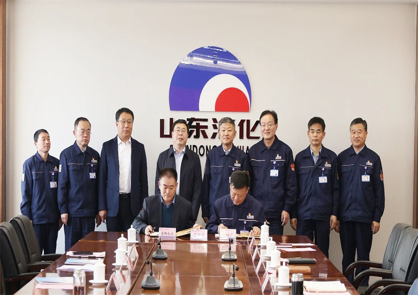 安丘市委書記賈勤清一行到山東海化—博陽(yáng)機(jī)械數(shù)轉(zhuǎn)智改研發(fā)中心實(shí)地考察